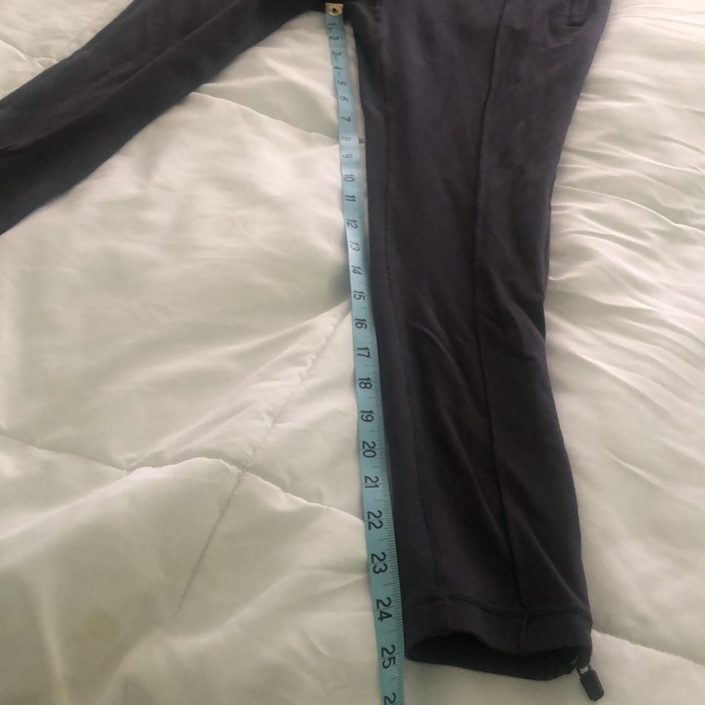 Fabletics leggings in dark gray w black waist 2 front zippers pockets & bottom - Picture 5 of 9